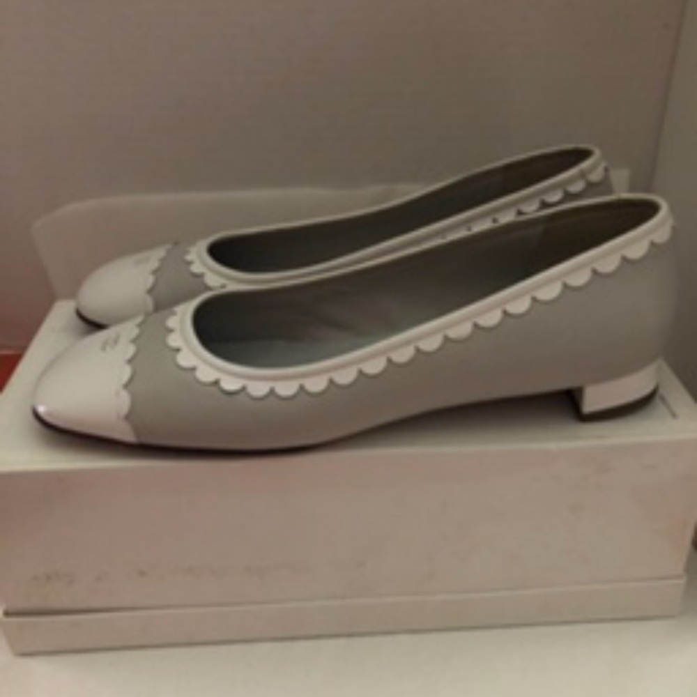 CHANEL Authentic Ballerina - Gray and White Flats Leather - Picture 4 of 9